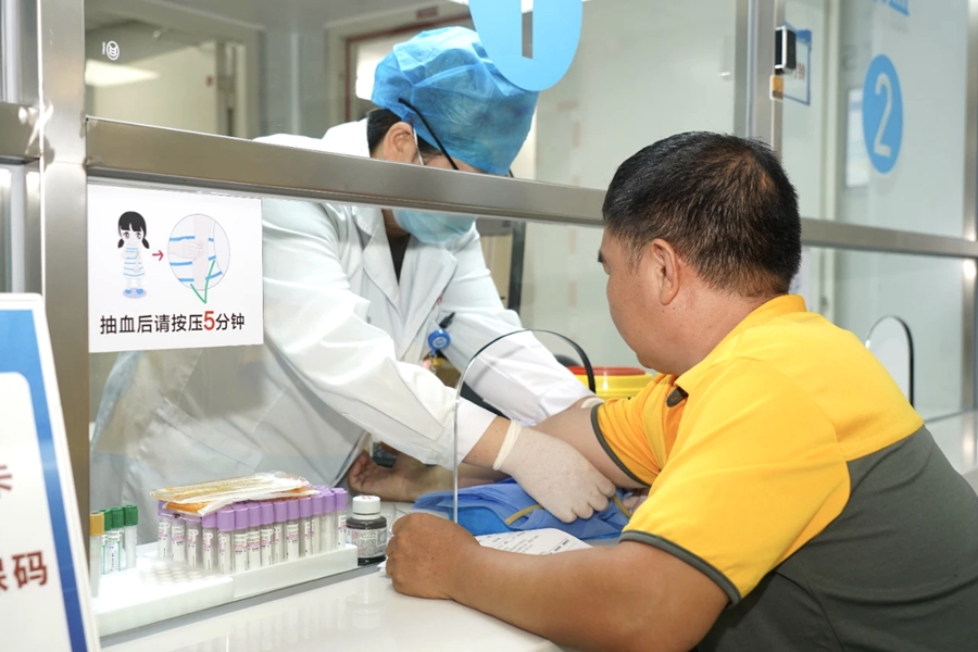 快遞員在暖“新”診室體檢。思明區(qū)委社會工作部供圖