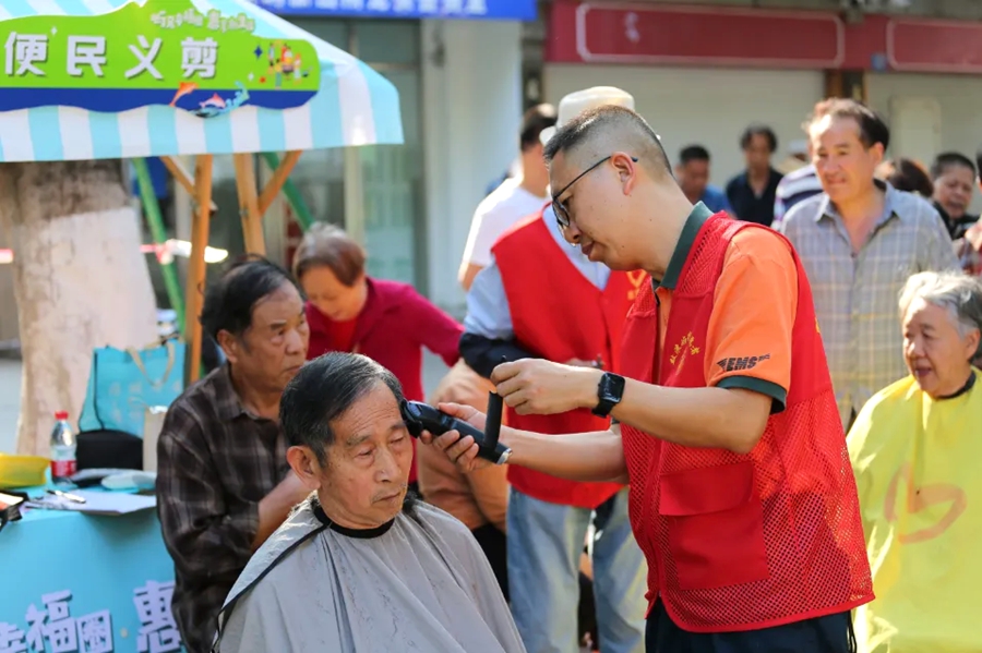 “鼓浪嶼好小哥”快遞青年服務(wù)隊隊員為老人剪發(fā)（資料圖）。思明區(qū)委社會工作部供圖