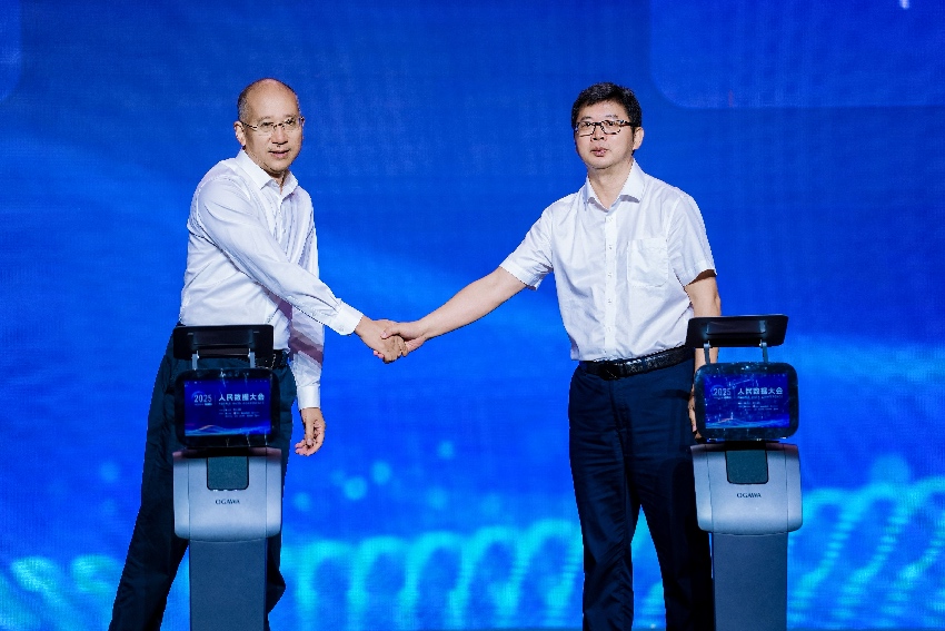 8月26日，在2025人民數(shù)據(jù)大會(huì)現(xiàn)場(chǎng)，四川省巴中市人民政府與人民網(wǎng)股份有限公司簽署戰(zhàn)略合作協(xié)議。主辦方供圖