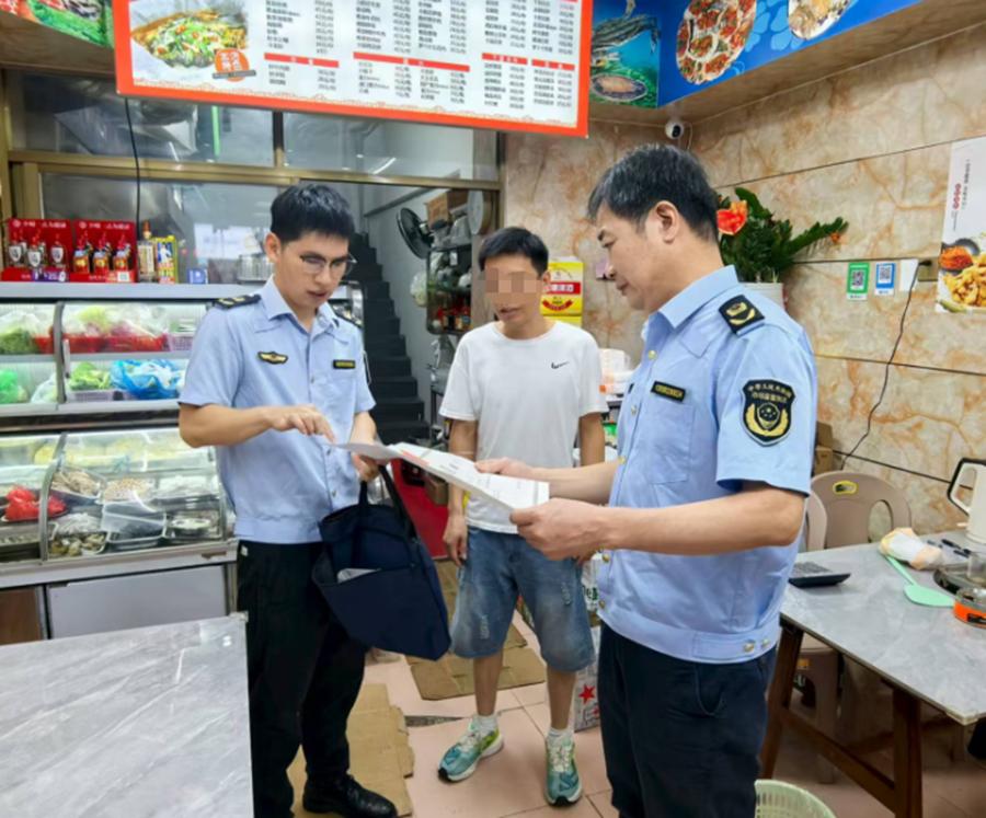 執(zhí)法人員開(kāi)展檢查工作。龍文區(qū)融媒體中心供圖