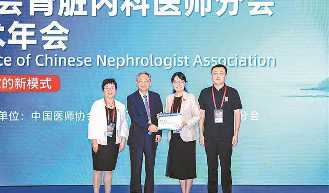 黃繼義（左二）為“新質生產力診療新章”論壇講演者頒發(fā)證書。