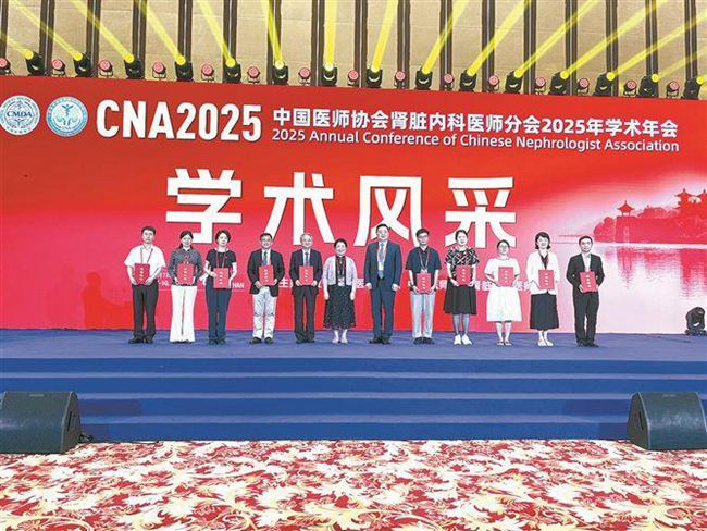 年度“學術貢獻獎”頒獎現(xiàn)場，大會主席、中國工程院院士陳香美（左六）為黃繼義（左五）等獲獎團隊頒獎。