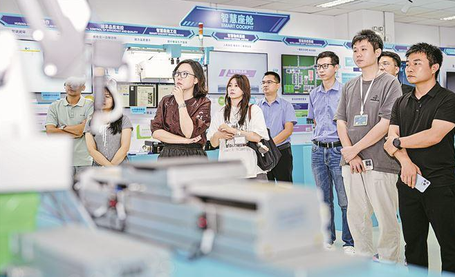 與會(huì)嘉賓參觀友達(dá)光電展廳。