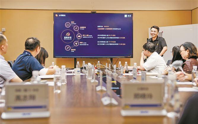 企業(yè)代表介紹企業(yè)應(yīng)用AI相關(guān)情況。本組圖/記者 盧劍豪攝