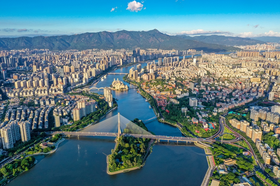 一江碧水向東流。顏家蔚攝