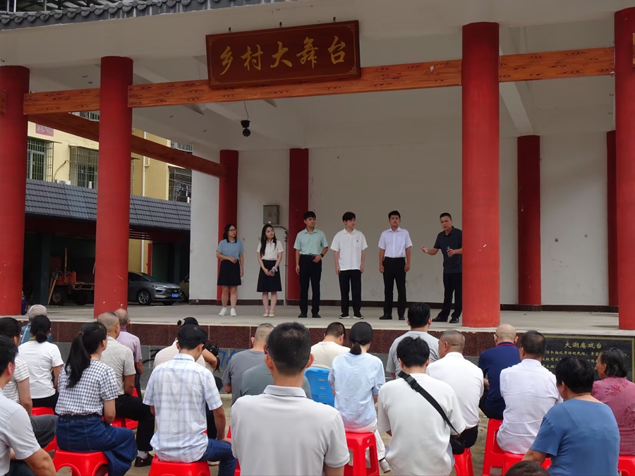 “稻花香”宣講隊到集星村鄉(xiāng)村大舞臺宣傳人居環(huán)境整治與庭院經(jīng)濟。南靖縣融媒體中心供圖