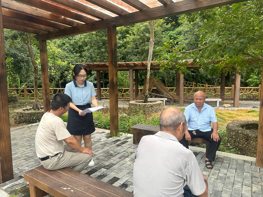 “稻花香”宣講隊隊員向村民宣傳“小微權(quán)力”監(jiān)督平臺。南靖縣融媒體中心供圖