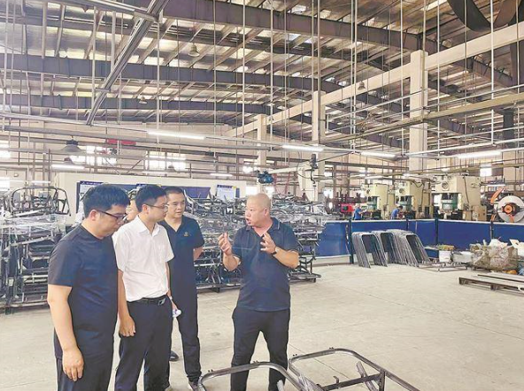 廈門工行工作人員走入企業(yè)，宣導(dǎo)跨境人民幣便利化政策，精準(zhǔn)提供金融服務(wù)。廈門工行供圖