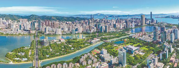 市資源規(guī)劃局打造測(cè)繪地理信息賦能城市治理、產(chǎn)業(yè)升級(jí)、民生改善的“廈門樣板”。圖為廈門風(fēng)光航拍。（本報(bào)記者 王火炎 攝）