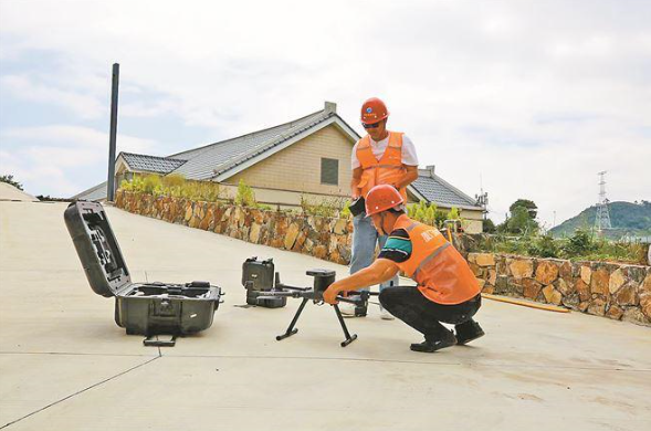 廈門市測(cè)繪與基礎(chǔ)地理信息工作人員啟用無(wú)人機(jī)開展作業(yè)。
