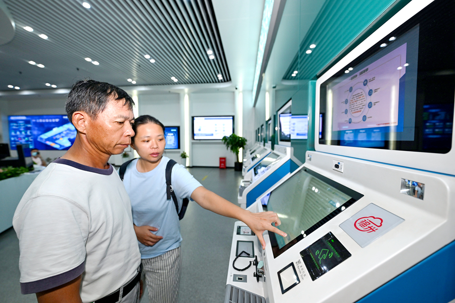 市民在福州市行政服務(wù)中心自助辦理業(yè)務(wù)。池遠(yuǎn)攝