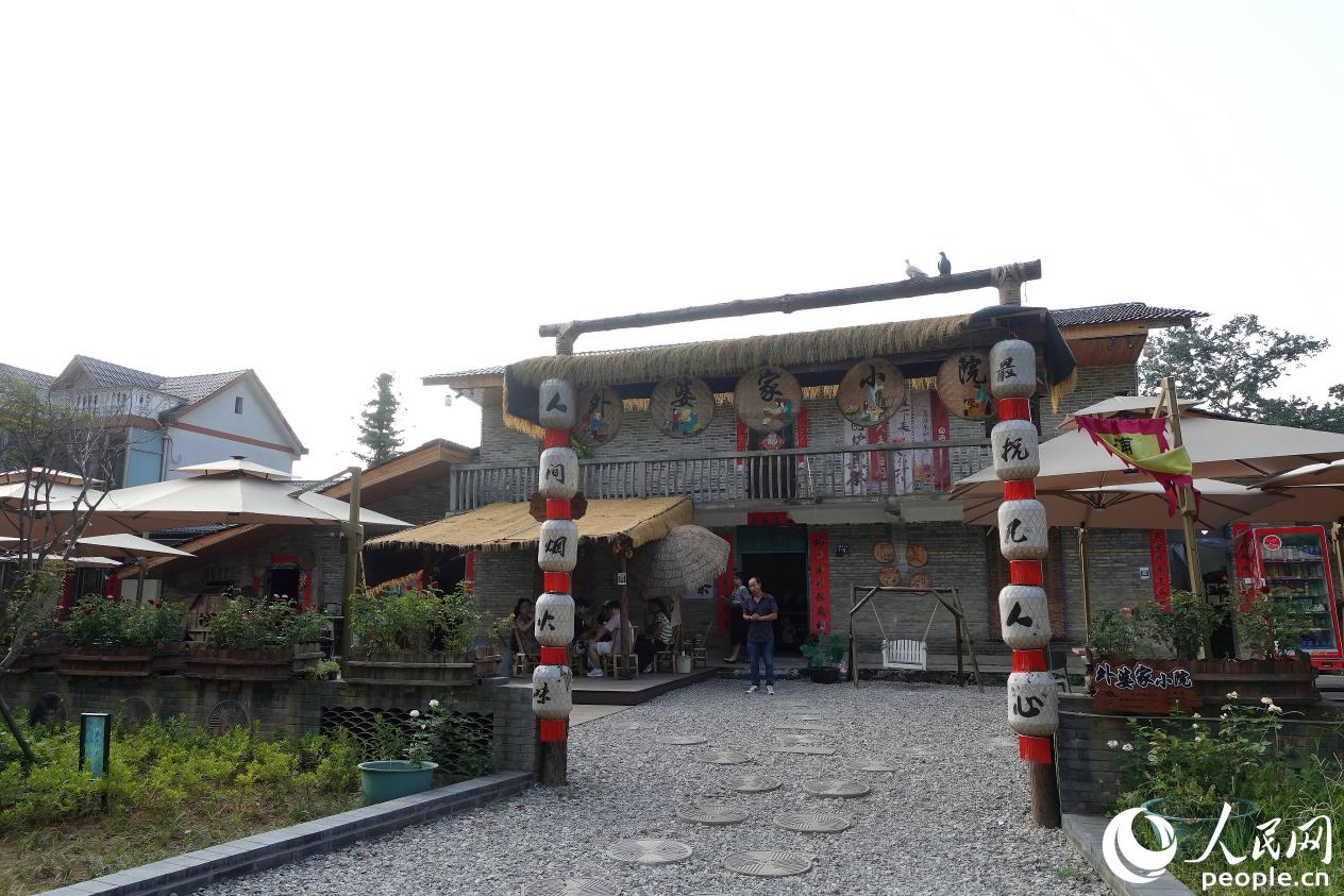 改造后的“外婆家小院”保留了院落原有格局和鄉(xiāng)土元素，懷舊風格喚起了許多人心底的記憶與鄉(xiāng)愁。人民網(wǎng) 謝星宇攝