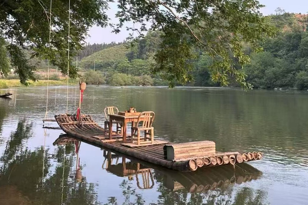 河面的竹筏、秋千與楓楊樹相映成趣，成了村里的熱門拍照打卡點。受訪者供圖