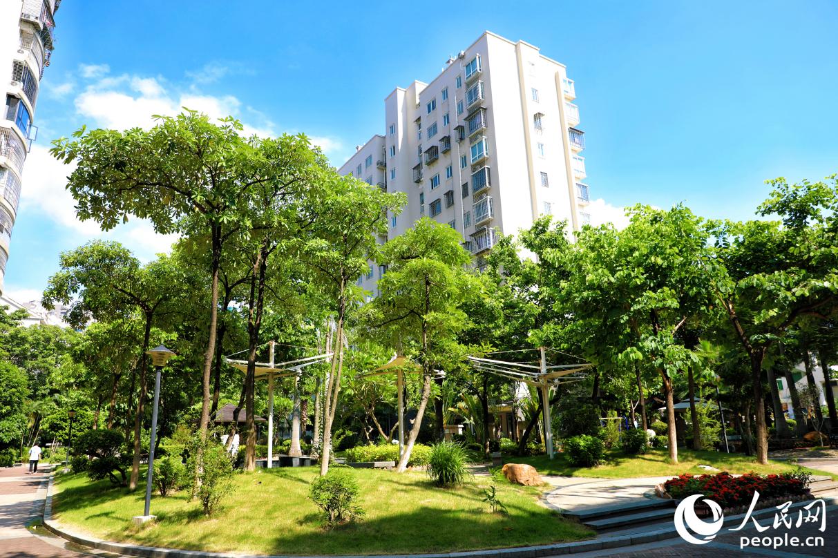 海韻華庭小區(qū)環(huán)境整治后，步道、涼亭、綠蔭替代了曾經(jīng)的“雜草叢生”。人民網(wǎng) 李唯一攝
