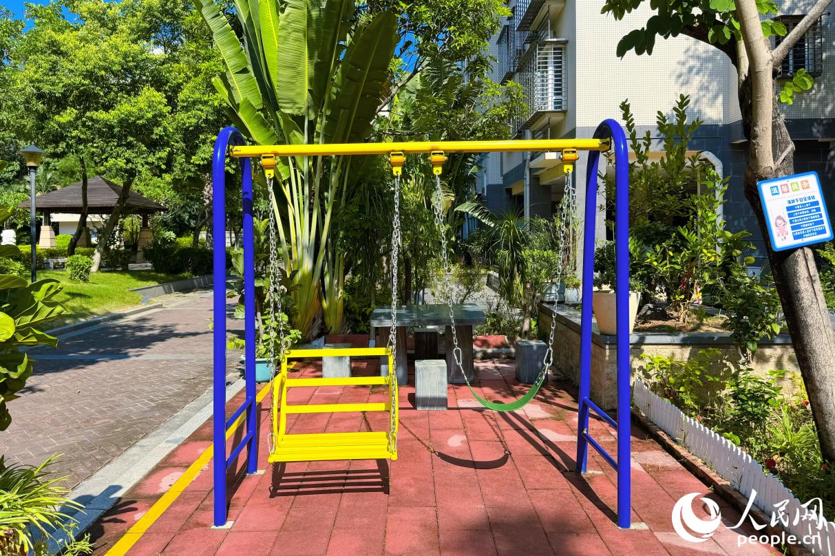 海韻華庭小區(qū)內(nèi)的器材設(shè)施。人民網(wǎng) 李唯一攝