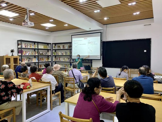 老人們?cè)陂L(zhǎng)者食堂·學(xué)堂里學(xué)習(xí)課程。鼓樓微文明供圖