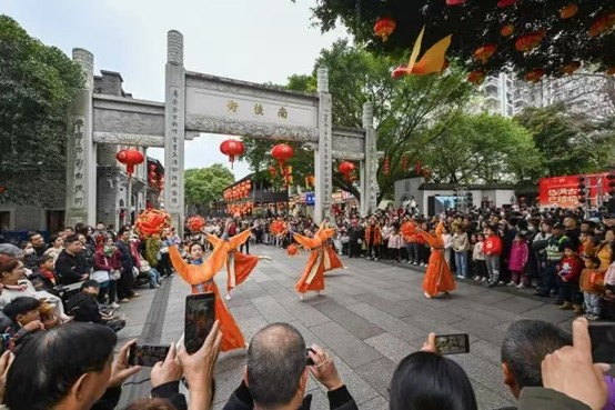 市民游客聚集在三坊七巷觀看公益演出。福州晚報(bào)供圖