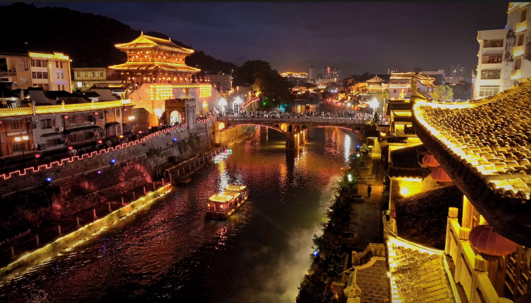 汀江兩岸夜景。