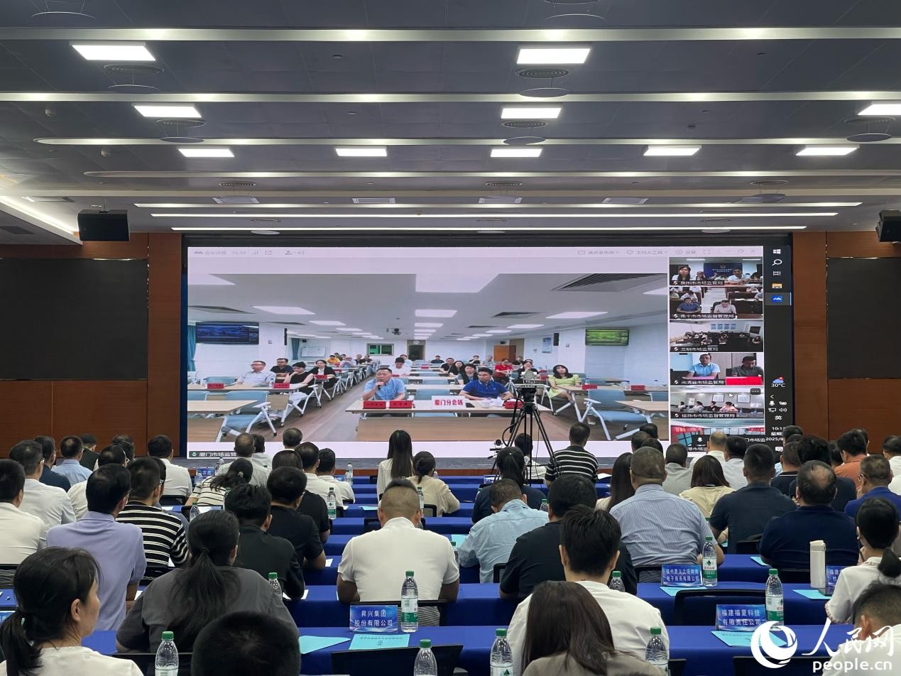 國(guó)際認(rèn)證機(jī)構(gòu)專家與企業(yè)現(xiàn)場(chǎng)互動(dòng)，“一對(duì)一”解答企業(yè)提問(wèn)。人民網(wǎng) 謝星宇攝