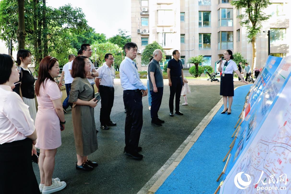 調(diào)研團(tuán)在福州市臺(tái)江區(qū)瀛洲街道世茂外灘花園小區(qū)了解黨建賦能基層治理創(chuàng)新做法。人民網(wǎng) 李唯一攝