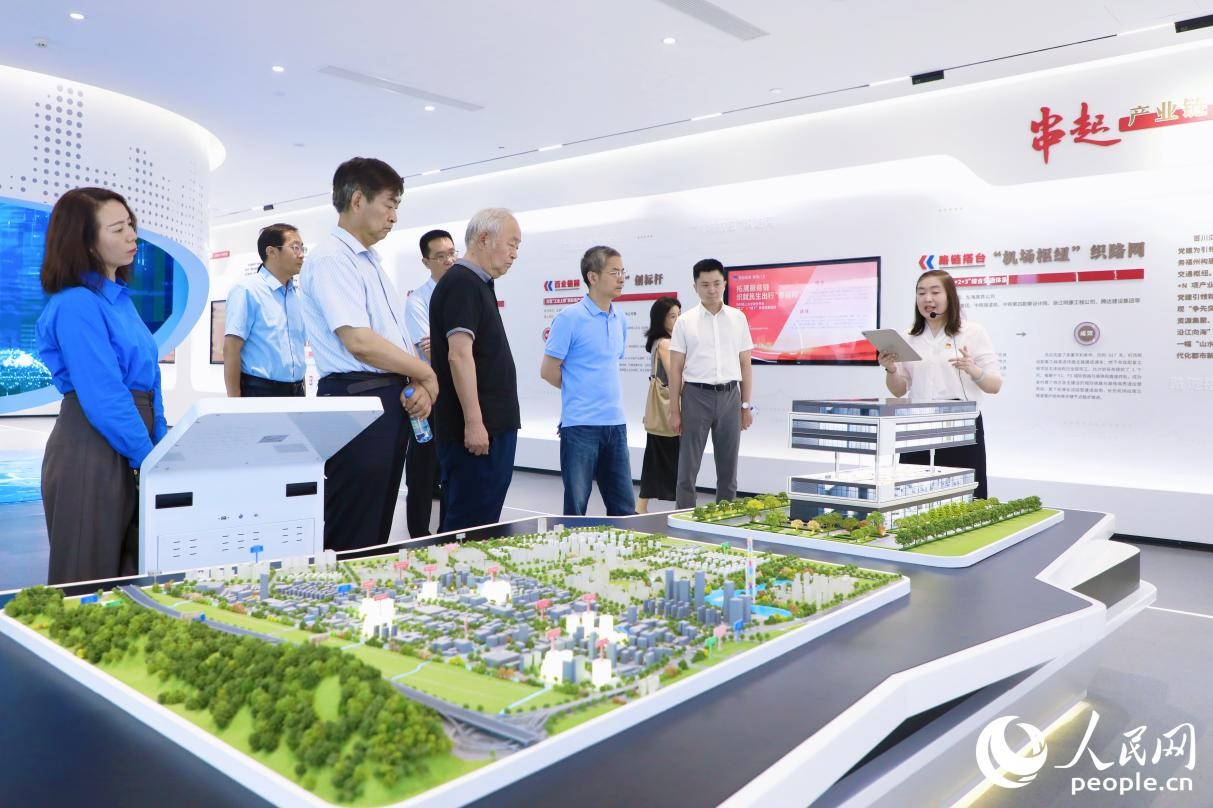 調(diào)研團(tuán)在福州左海集團(tuán)了解“一建五通，路鏈八方”與“紅鏈共園”產(chǎn)業(yè)鏈黨建鏈條矩陣。人民網(wǎng) 李唯一攝