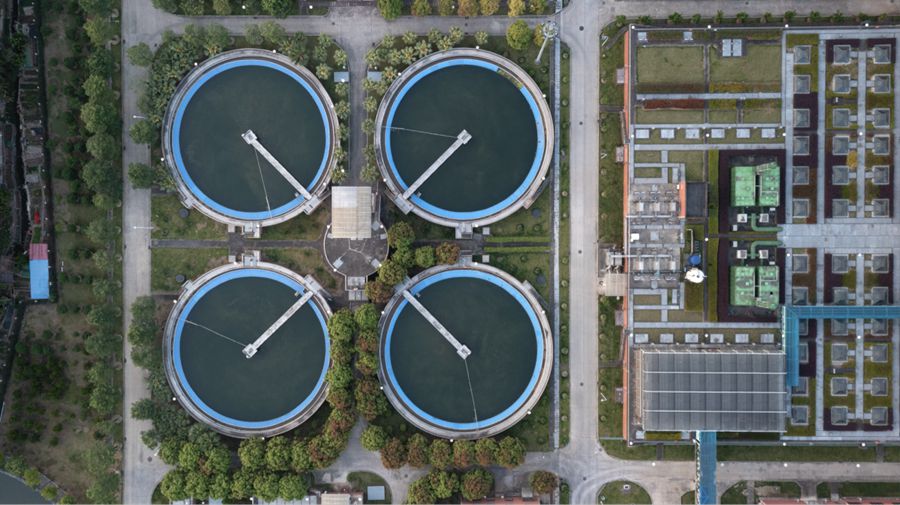 現(xiàn)代化城市的流暢運(yùn)轉(zhuǎn)離不開(kāi)先進(jìn)的基礎(chǔ)設(shè)施。圖為俯瞰環(huán)境整潔優(yōu)美的洋里污水處理廠（福州水務(wù)集團(tuán)無(wú)人機(jī)拍攝畫(huà)面）。