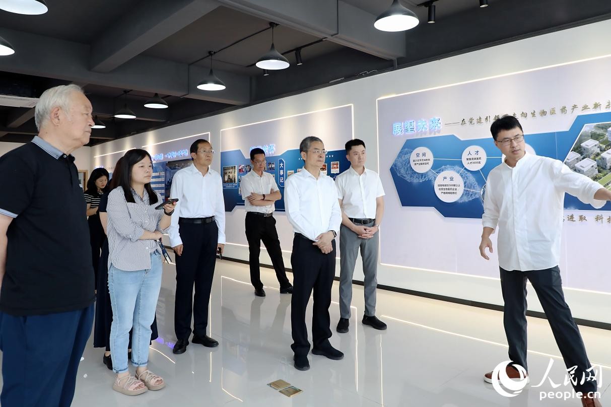 調(diào)研團(tuán)在福州市倉(cāng)山區(qū)瑞科醫(yī)藥健康產(chǎn)業(yè)園了解黨建引領(lǐng)園區(qū)產(chǎn)業(yè)鏈延鏈發(fā)展情況。人民網(wǎng) 李唯一攝