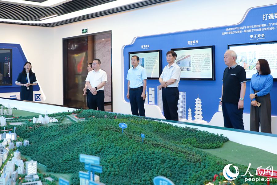 福建是數(shù)字中國(guó)建設(shè)的思想源頭和實(shí)踐起點(diǎn)，福州軟件園則是“數(shù)字福建”建設(shè)的示范窗口。圖為調(diào)研團(tuán)在園區(qū)現(xiàn)場(chǎng)了解黨建引領(lǐng)數(shù)字產(chǎn)業(yè)發(fā)展情況。人民網(wǎng) 李唯一攝