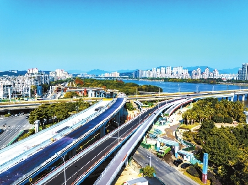 閩江大道往金山大橋非機(jī)動(dòng)車匝道橋完工。本報(bào)記者 陳暖攝