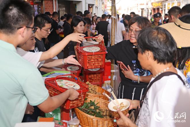 活動現(xiàn)場，同安鳳梨穗龍眼銷售正酣。人民網(wǎng)記者 陳博攝