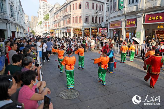 車鼓弄展演。人民網(wǎng)記者 陳博攝