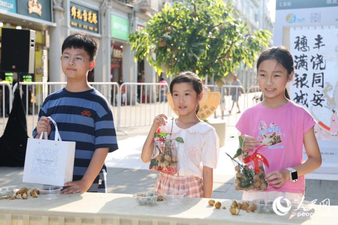 趣味游戲“剝龍眼大賽”。人民網(wǎng)記者 陳博攝