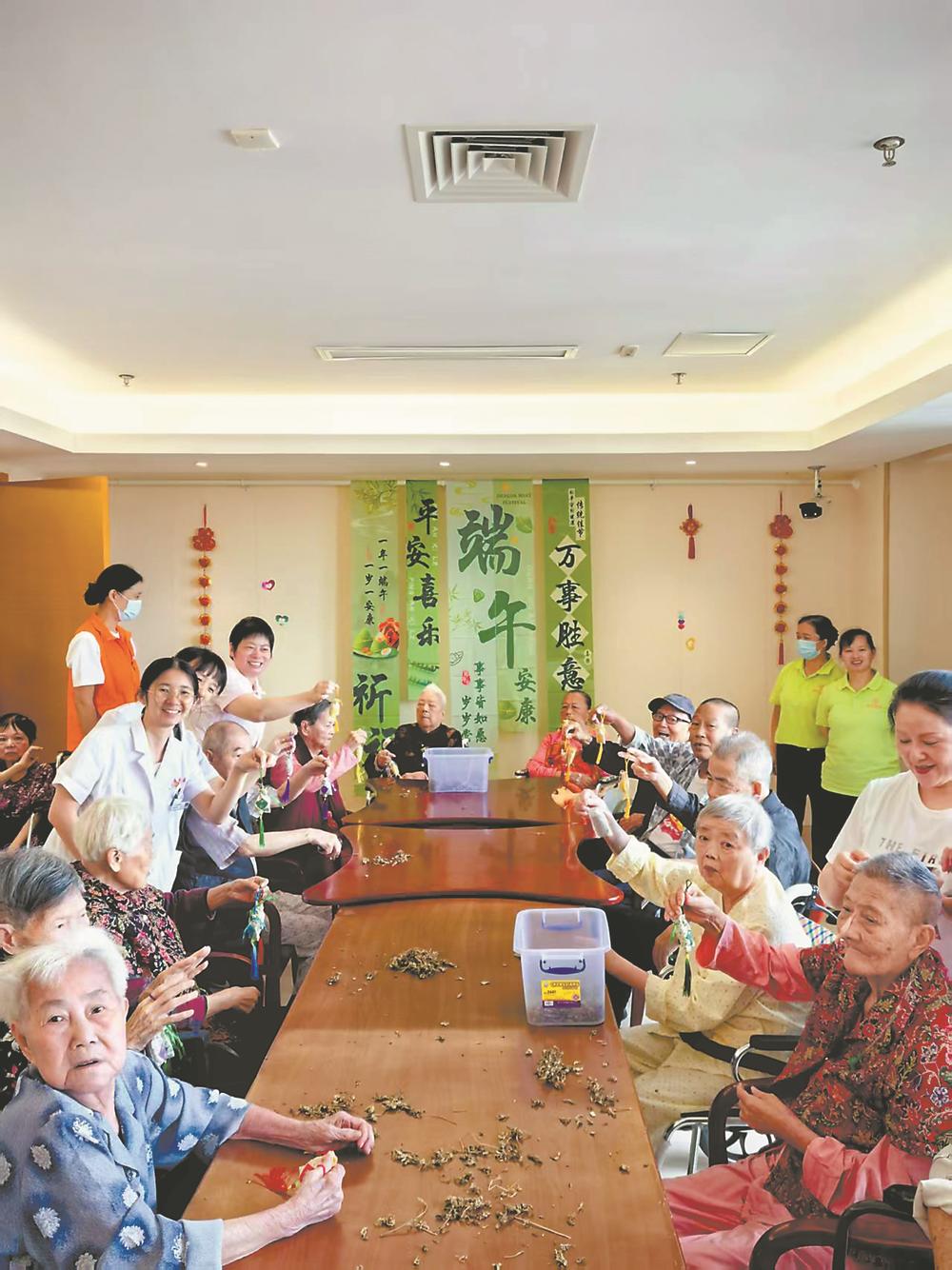 老人聚在一起做香囊。受訪者供圖