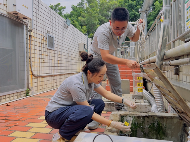 工作人員在污水站檢測(cè)中水再處理情況