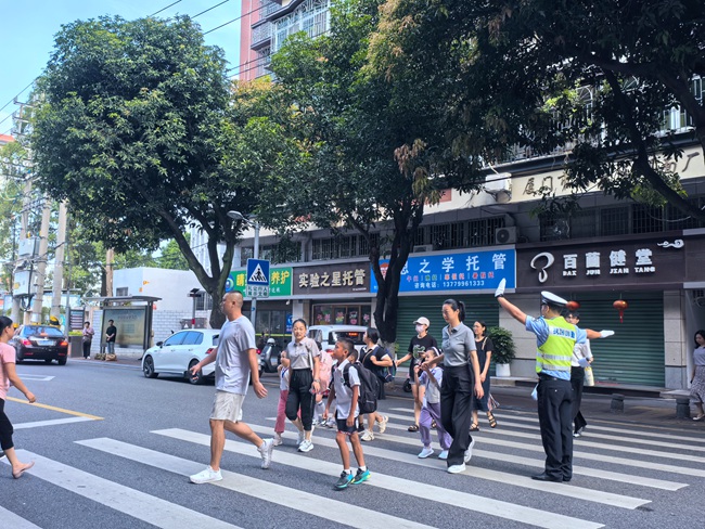廈門(mén)交警維護(hù)校園周邊交通