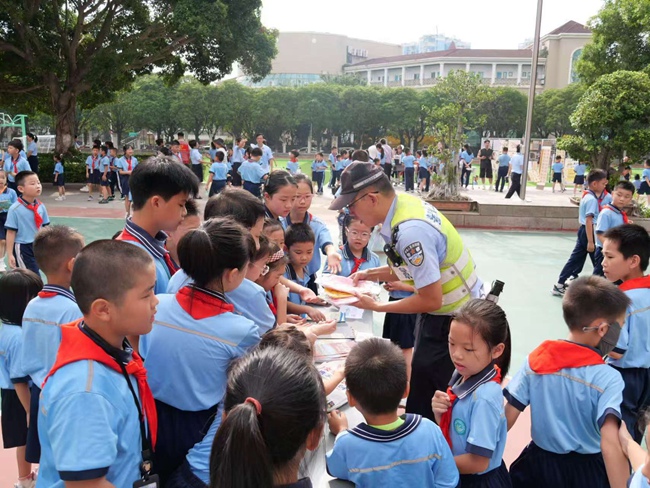 各轄區(qū)交警均聯(lián)合教育部門(mén)紛紛開(kāi)展形式多樣的進(jìn)校園交通安全宣教活動(dòng)
