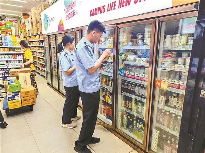 2025年高考前夕，市場監(jiān)管部門對考點、備用考點食堂及周邊食品經(jīng)營者開展食品安全檢查。