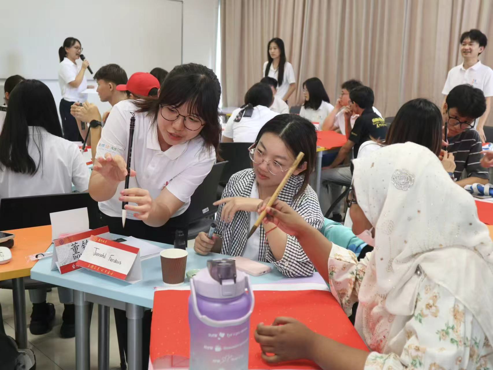 實(shí)踐隊(duì)與馬來(lái)西亞學(xué)子交流