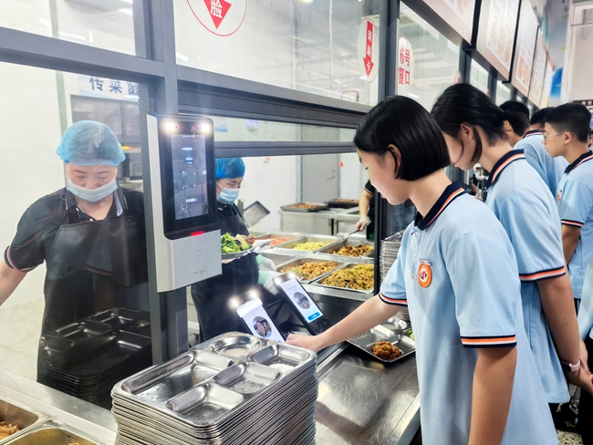 新學期開學首日，福建省福清第一中學學生在餐廳使用建行“智慧食堂”的刷臉支付有序就餐。建設銀行福建省分行供圖