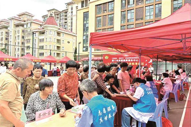 廈門市計生協(xié)開展健康咨詢活動。