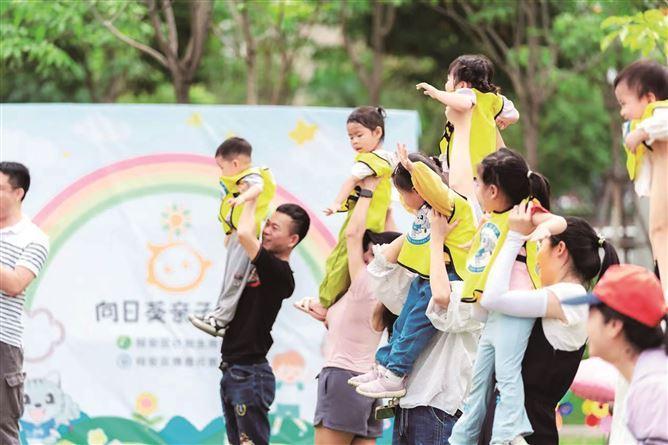 廈門市計生協(xié)“向日葵親子小屋”開展親子活動。