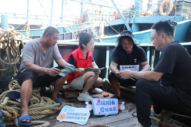 福建移動客服人員進入漁港,用接地氣的方言開展反詐宣傳