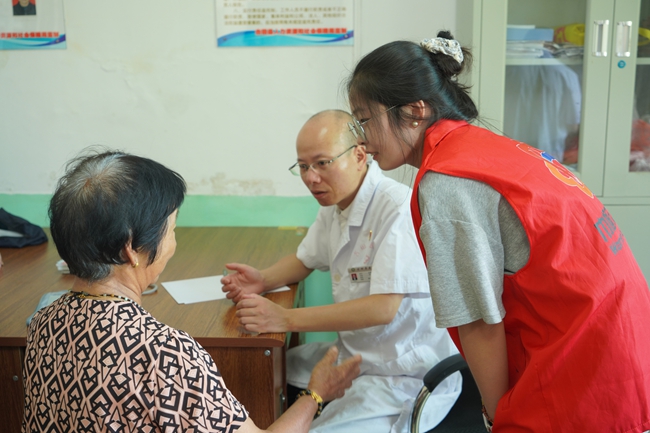 泮洋鄉(xiāng)黨員志愿者、杜鵑花志愿者在炭洋村化身老人“貼身翻譯”，幫助老人與外地醫(yī)生溝通。朱沁怡攝