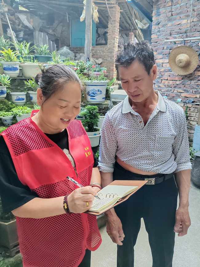 鳳埔鄉(xiāng)巒龍村黨支部書(shū)記周麗玲入戶記錄群眾需求。周東海攝