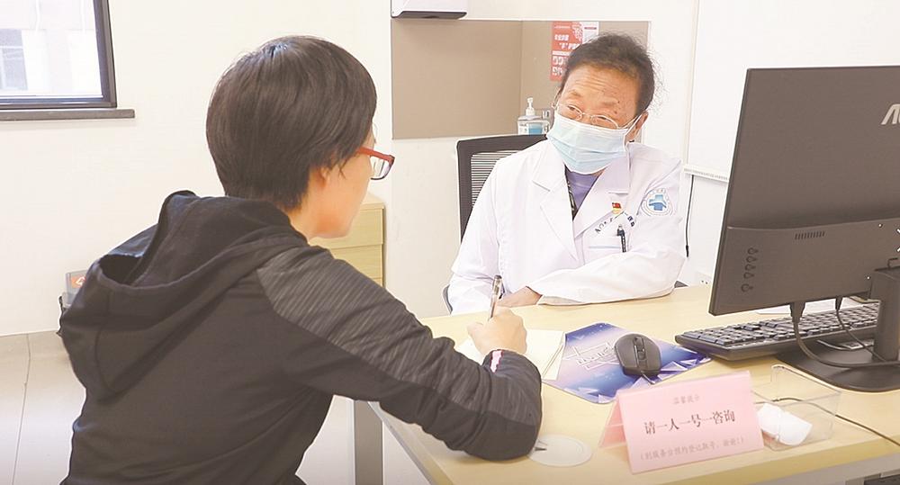 黃位香給患者做公益健康咨詢