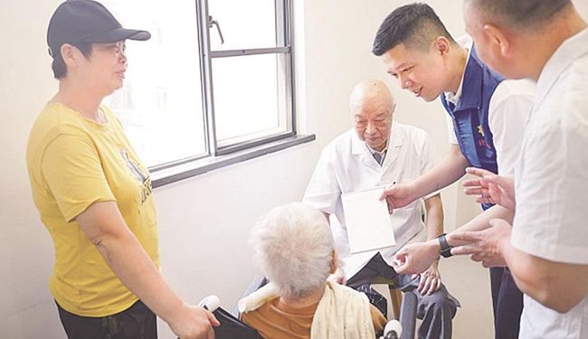 家庭健康服務(wù)中心的醫(yī)生開展聯(lián)合咨詢