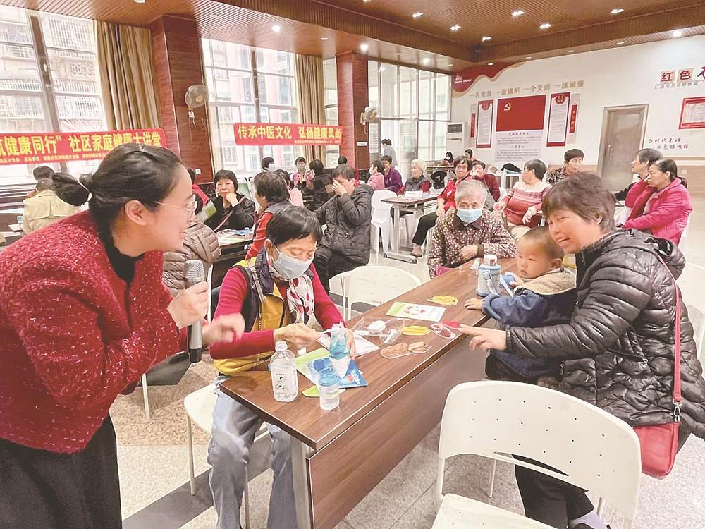 羅永艷指導(dǎo)居民科學(xué)減鹽