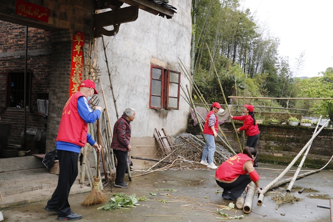 泮洋鄉(xiāng)黨員志愿者、杜鵑花志愿者前往后路村為獨(dú)居老人打掃庭院。陳璐攝