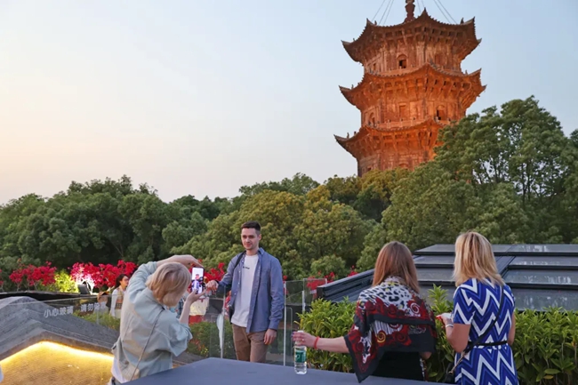 境外旅客在西街游客服務(wù)中心與東西塔同框。王柏峰攝