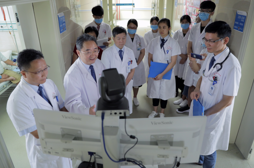 黃繼義教授（左二）培養(yǎng)了一批碩、博士研究生，正在進(jìn)行移動(dòng)查房帶教